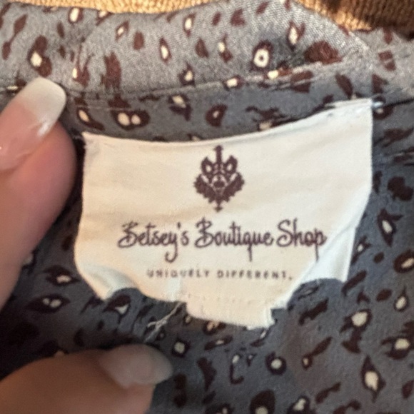 Elegant Brown and White Midi Dress - Picture 2 of 5